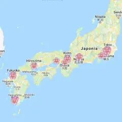 Mapa Japonii z zaznaczonymi miastami i kwiatami wiśni. Widoczne wyspy Japonii, w tym Honsiu, Kiusiu i Sikoku.