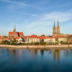 Wrocław, nazywany wenecją północy, z katedrą i Ostrów Tumski odbijają się w spokojnej wodzie.