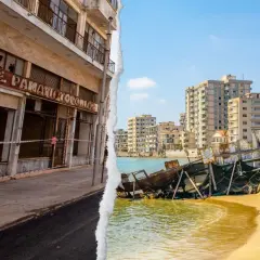 Opuszczone budynki i plaża z wrakiem statku w Varosha, Cypr.