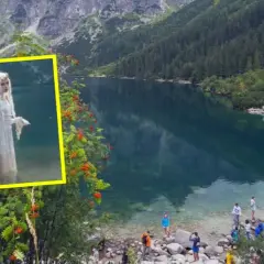 W kadrze widać Morskie Oko, a w jego głębinach postać w białej sukni. Wokół jeziora spacerują turyści.