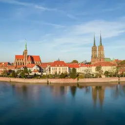 Wrocław, nazywany wenecją północy, z katedrą i Ostrów Tumski odbijają się w spokojnej wodzie.