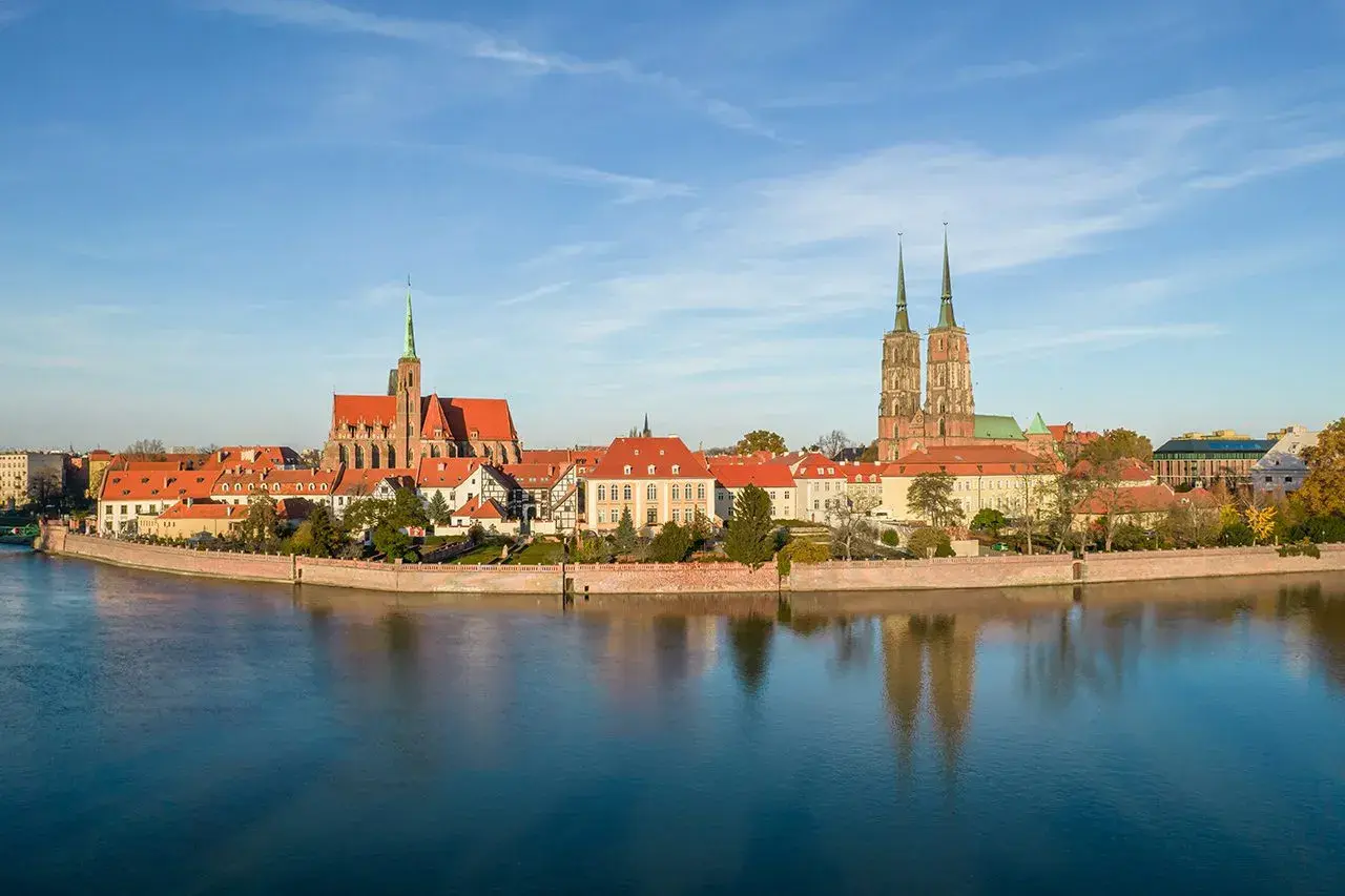 Wrocław, nazywany wenecją północy, z katedrą i Ostrów Tumski odbijają się w spokojnej wodzie.
