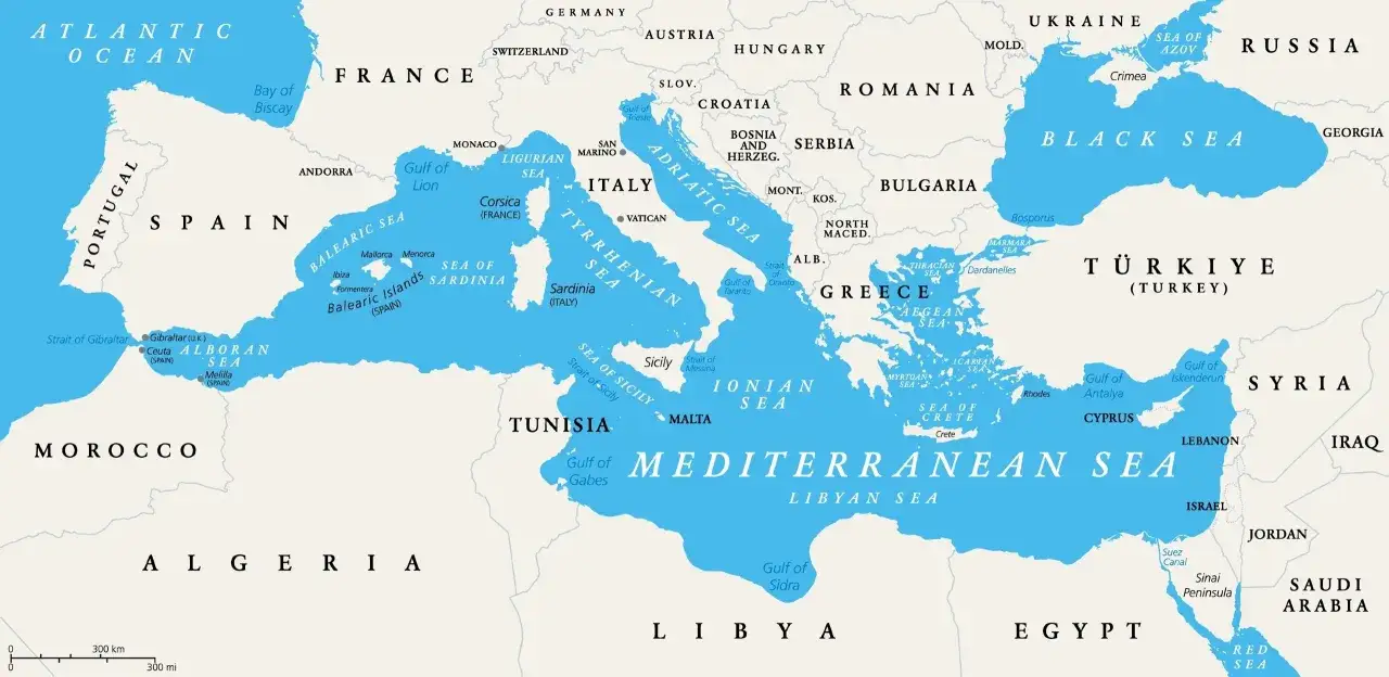 Mapa przedstawia Morze Śródziemne z licznymi wyspami, takimi jak Sardynia, Sycylia, Kreta, Cypr i Baleary.