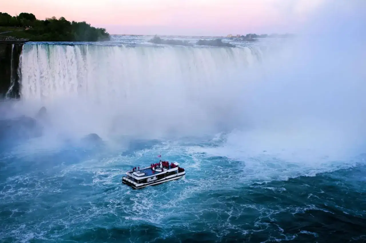 Rejs statkiem pod wodospad Niagara. Ciekawe informacje o tym cudzie natury.