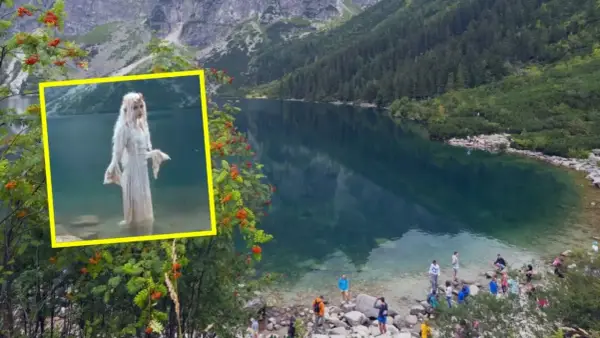 W kadrze widać Morskie Oko, a w jego głębinach postać w białej sukni. Wokół jeziora spacerują turyści.